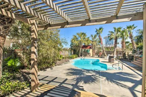 Expansive Retreat With Pool 2 Blocks To Beach!