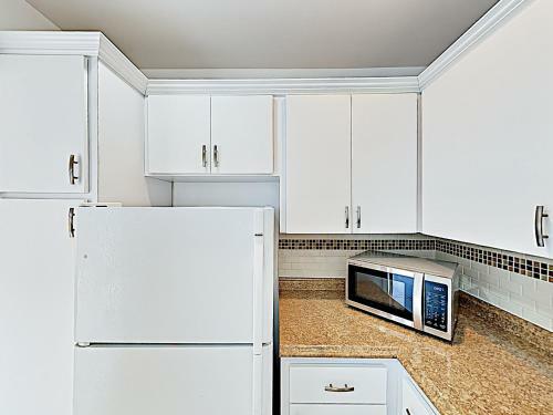 Apartamento New Listing! Updated Beach Condo With Sparkling Pool Condo