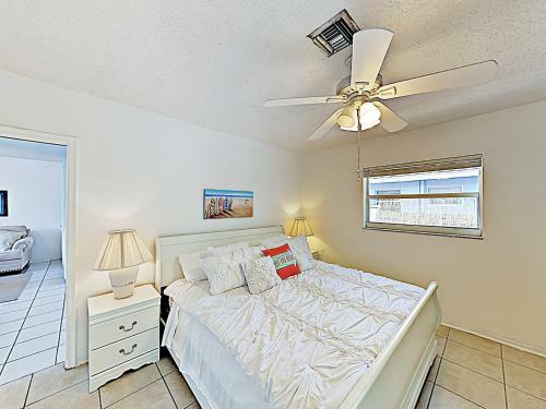 Apartamento New Listing! Updated Beach Condo With Sparkling Pool Condo