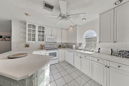 Waterfront Hideaway With Heated Pool, Dock & Garage Home