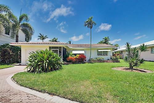 Waterfront Hideaway With Heated Pool, Dock & Garage Home