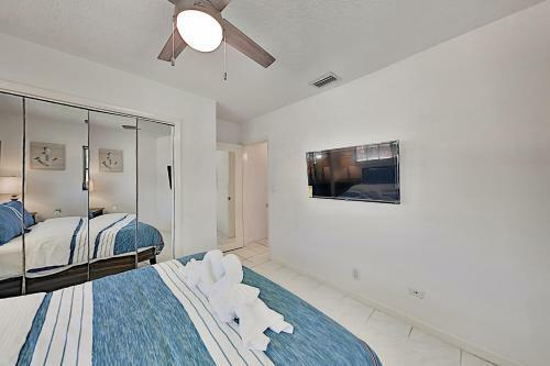 Waterfront Hideaway With Heated Pool, Dock & Garage Home