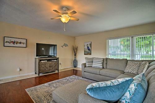 Riviera Beach Home With Pool - Walk To Beach!