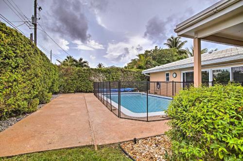 Riviera Beach Home With Pool - Walk To Beach!
