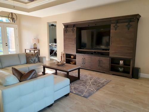 Villa Stunning Brand New 3 Bed Home, Fabulous Pool Overlooking River,