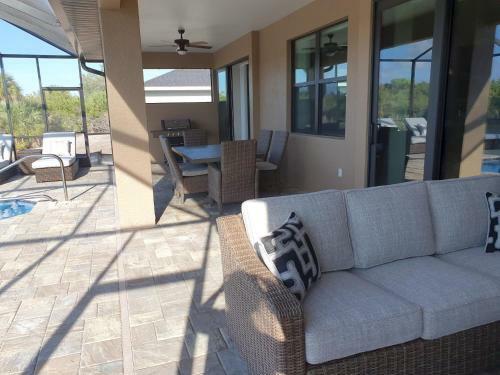 Villa Stunning Brand New 3 Bed Home, Fabulous Pool Overlooking River,