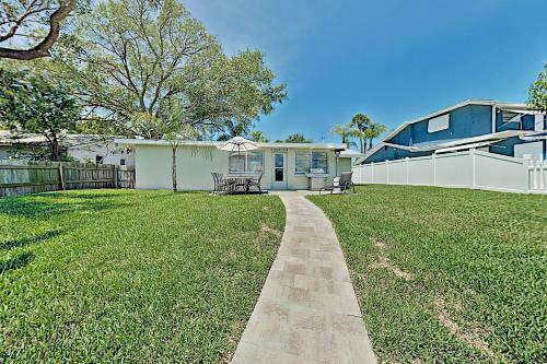 Canal-front Coastal Home ? Boat Dock & 2 Kayaks! Home