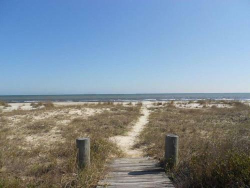This 3 Bedroom, 2 Bath Home, Sleeps 6 Has Everything You Need For Your Vacation!
