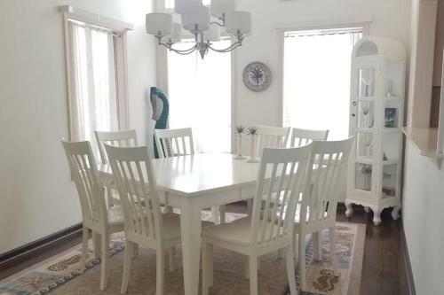 This 3 Bedroom, 2 Bath Home, Sleeps 6 Has Everything You Need For Your Vacation!