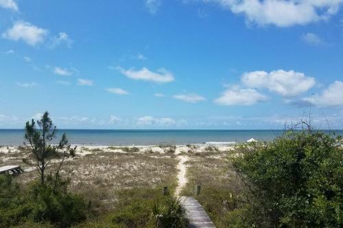 This 3 Bedroom, 2 Bath Home, Sleeps 6 Has Everything You Need For Your Vacation!