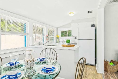 Charming Downtown Carriage Apartment