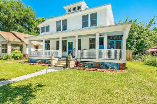 Charming Downtown Carriage Apartment