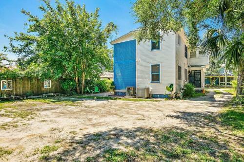 Charming Downtown Carriage Apartment