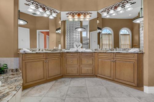 Luxury 5br Pool Spa Tiki Hut