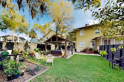 Apartamento Historic District Retreat - Festive Backyard Duplex