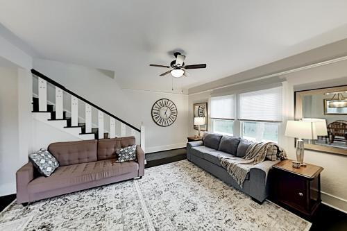Apartamento Historic District Retreat - Festive Backyard Duplex