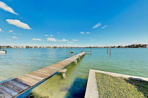 Waterfront Retreat - Private Dock - Walk To Beach Home