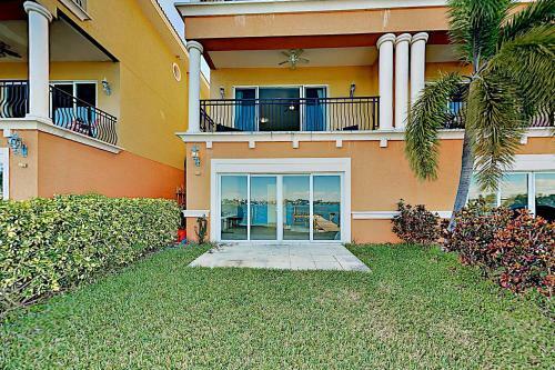 Waterfront Retreat - Private Dock - Walk To Beach Home