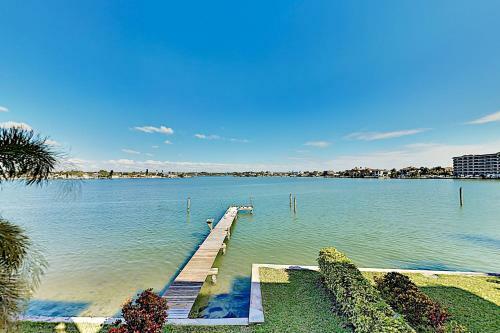 Waterfront Retreat - Private Dock - Walk To Beach Home
