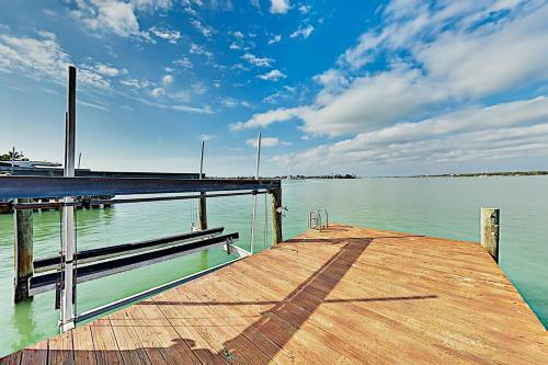 Bayfront Home - Private Dock - 5 Minutes To Beach Home