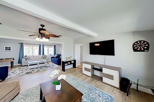 Bayfront Home - Private Dock - 5 Minutes To Beach Home
