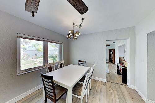Bayfront Home - Private Dock - 5 Minutes To Beach Home