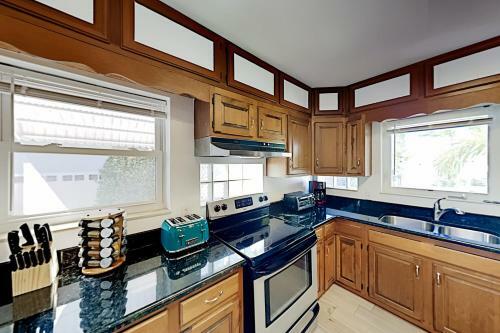 Bayfront Home - Private Dock - 5 Minutes To Beach Home