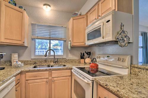 Apartamento St Pete Beach Condo With Pool, 5-min Walk To Beach!