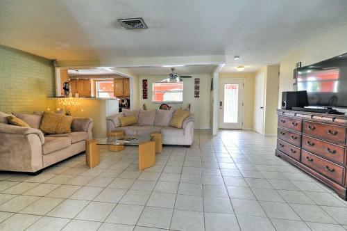 St Petersburg Home With Pool - 4 Miles From Downtown!