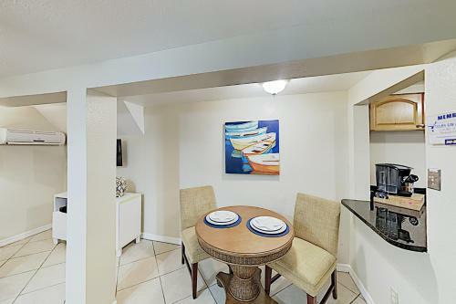 Apartamento New Listing! Shoreside Condo - Walk To Waves Condo