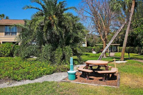 Quiet Spacious Condo Near Famous Bowman's Beach - Blind Pass G203