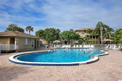Beach Condo Within Walking Distance To Bowmans Beach A102