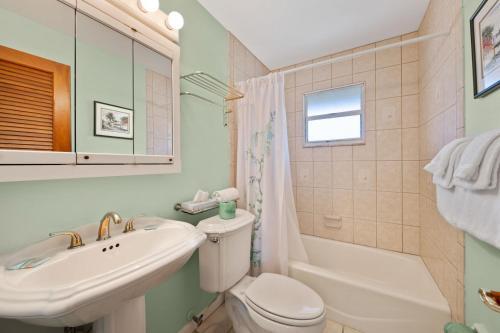 Enjoy Sunsets At Sanibel's Hidden Gem Resort Condo - Blind Pass E201
