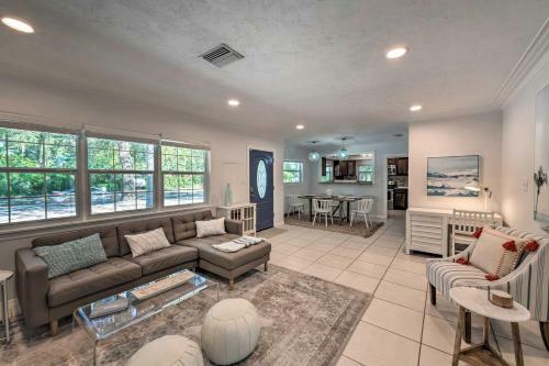 Mid-mod Coastal Home With Pool 1 Mi To Beach