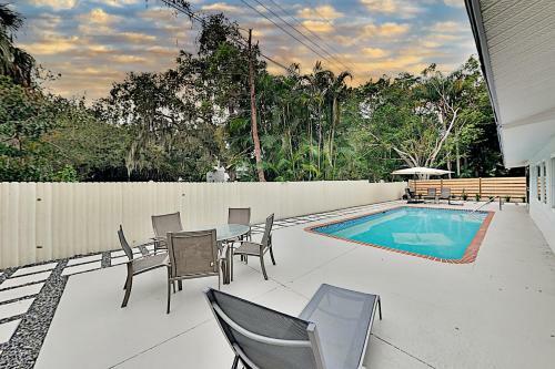 Gorgeous Retreat With Private Pool - Walk To Bay Home