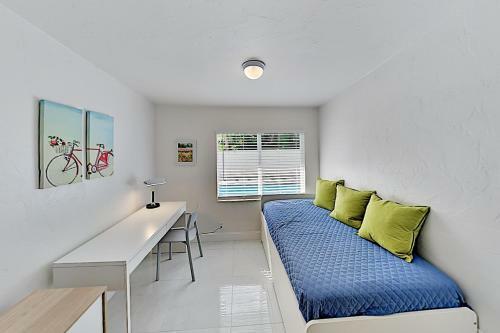 Gorgeous Retreat With Private Pool - Walk To Bay Home