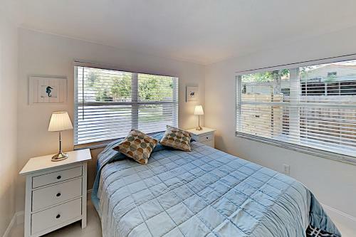 Gorgeous Retreat With Private Pool - Walk To Bay Home