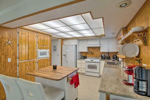Lakefront Retreat With Patio, 7 Mi To Beach!