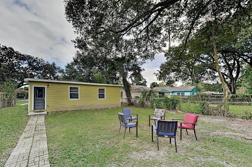 Updated Bungalow - Fenced Backyard With Gas Grill Home