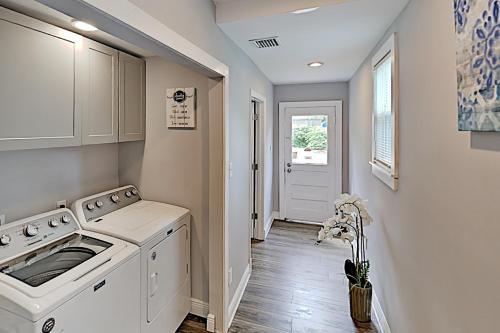 Updated Bungalow - Fenced Backyard With Gas Grill Home