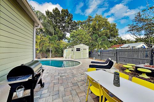 Beautiful Bungalow With Saltwater Pool & Firepit Home