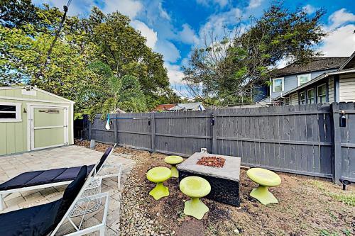 Beautiful Bungalow With Saltwater Pool & Firepit Home