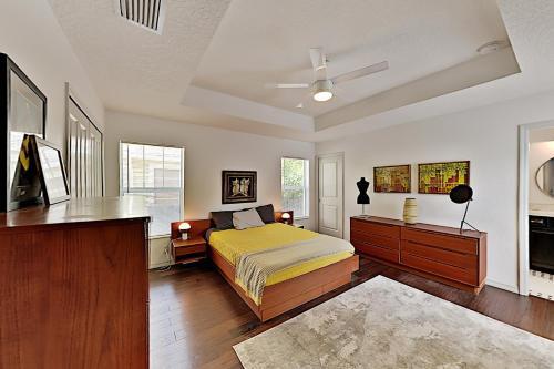 Beautiful Bungalow With Saltwater Pool & Firepit Home