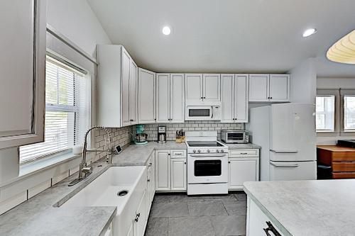 Beautiful Bungalow With Saltwater Pool & Firepit Home