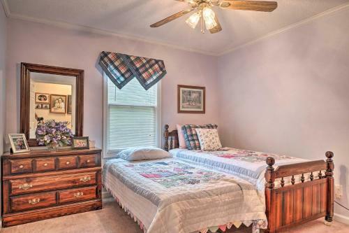 Charming Mountain Home With Deck In Blairsville!