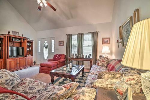 Charming Mountain Home With Deck In Blairsville!