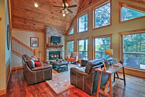 Blue Ridge Cabin With Wooded Views, Deck And Hot Tub!
