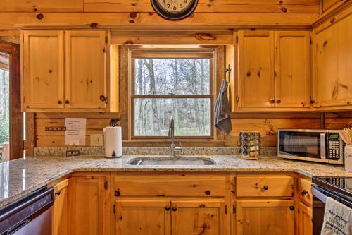 Picturesque Mtn Cabin With Hot Tub And Fire Pit!