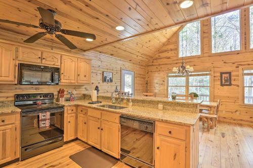 Cozy Blue Ridge Cabin With Deck And Trail Access!