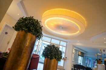 Crystls Aparthotel
